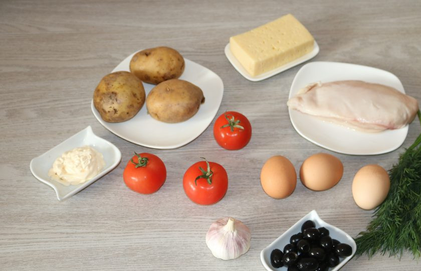 1. Этап. Салат Карнавал: Подготовьте все ингредиенты. Картофель, куриное филе и яйца отварите до готовности.