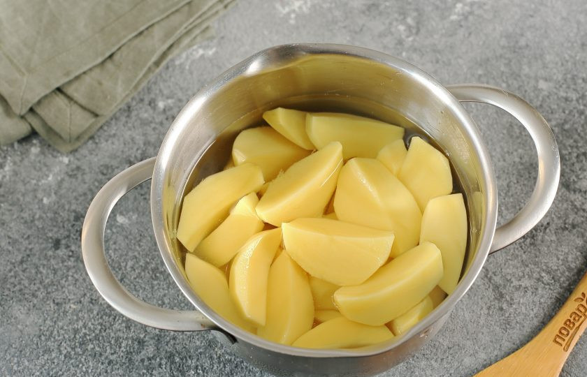 1. Этап. Трубочки из лаваша с картофельной начинкой: Картофель очистите, нарежьте на части, залейте водой и отварите до готовности.
