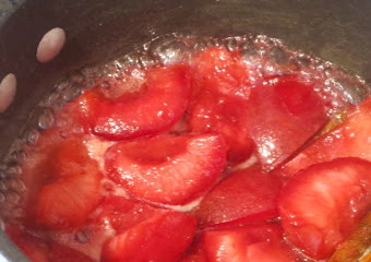 1. Этап. Кайзершмаррн: 5. На маленьком огне варим вместе сок лимона, сливы, а также добавьте чуть гвоздики и корицы на ваш вкус. Я также добавляю те полстакана сахара сразу же. Держим на плите 20 минут до загустения.