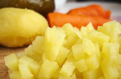 1. Этап. Cалат Оливье с мясом: Отварной картофель режем мелкими кубиками.