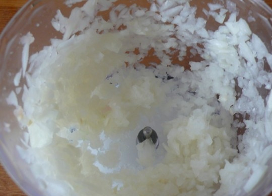 1. Этап. Ленивые голубцы из индейки: 1. Для начала нам следует измельчить лук в блендере. Важно, чтобы не получилась каша, поэтому можно использовать не полную мощность, кухонный комбайн (там другой нож и способ резки) или измельчать не слишком долго.