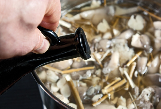 1. Этап. Маринованные вешенки с лимонной кислотой: 4. Перемешаем грибы, чтобы сухие компоненты растворились. Затем опять доводим до кипения и добавим уксус.