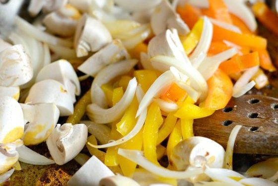 1. Этап. Каджунская паста с курицей: 4. Потом добавьте лук, перец и грибы. В это же время отварите фетучини в кипятке по инструкции на упаковке.