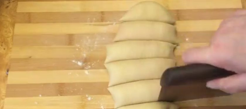 1. Этап. Картофельные лепешки на закваске: 5. Тесто выложите на присыпанную мукой поверхность, округлите и придайте форму бруска. Разделите тесто на 6 частей, сформируйте из них шарики и накройте пленкой. Оставьте на 30 минут.