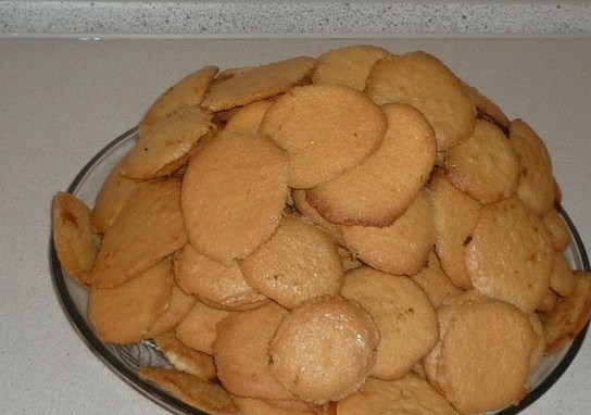 1. Этап. Торт Черепаха со сметанным кремом: Разделите кусочки теста, если они в процессе запекания прилипли друг к другу. После этого переложите их в блюдо.