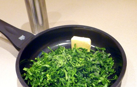 1. Этап. Каннеллони с рикоттой: Для начала промываем шпинат, высушиваем его на бумажном полотенце и мелко нарезаем. В сковороде растапливаем сливочное масло, выкладываем шпинат, солим его немного, накрываем сковороду крышкой и выключаем огонь. Через 3-5 минут перекладываем шпинат на тарелку и даем ему время остыть.