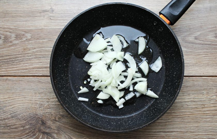 1. Этап. Рубец жареный с луком: Вторую луковицу почистите и порежьте. В сковороду налейте растительное масло, добавьте порезанный лук и полейте соком лимона.