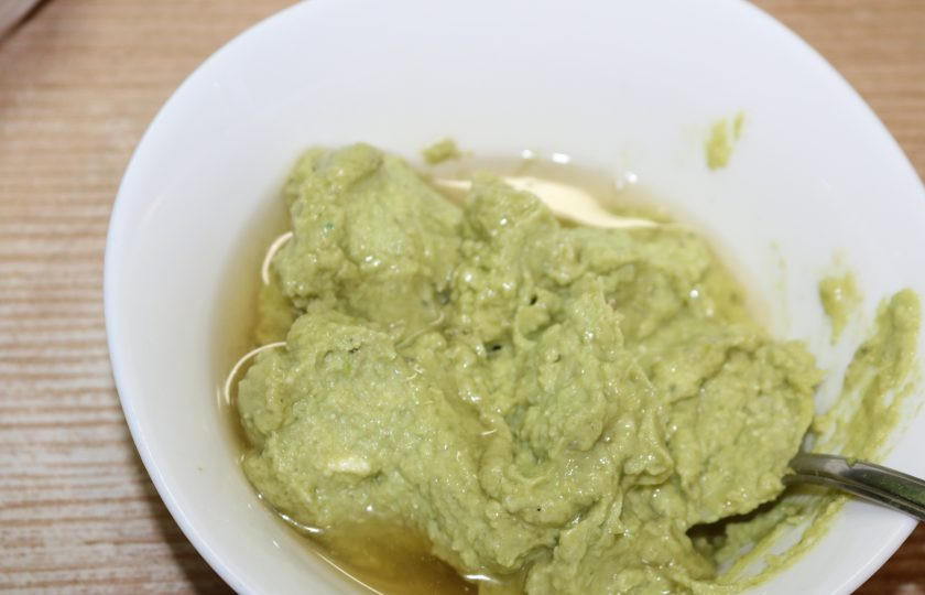 1. Этап. Острая шуба из авокадо с начинкой из крабовых палочек: Смешайте со смесью из авокадо.