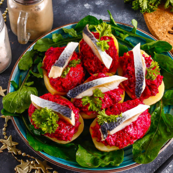 Селедка под шубой в картофельных лодочках