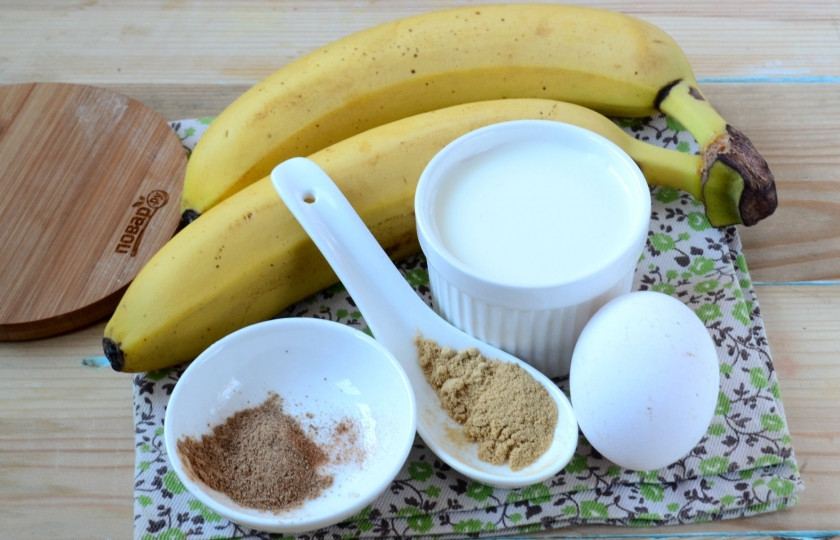 1. Этап. Пакоры: Подготовьте все необходимые ингредиенты. Бананы очистите и порежьте (или поломайте) на небольшие кусочки.