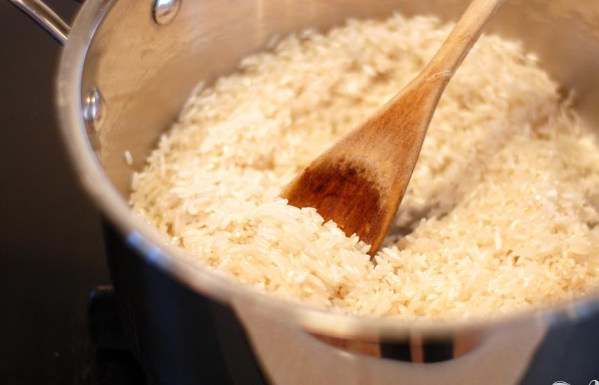 1. Этап. Рис с кокосовым молоком по-тайски: 2. В большой глубокой кастрюле растопить сливочное масло на среднем огне. Добавить рис и готовить, помешивая, около 2 минут.