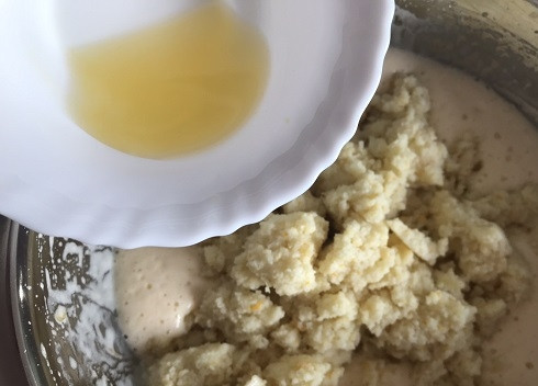 1. Этап. Итальянский манник на рикотте: Добавляем остывшую манную смесь и 2 столовые ложки сока апельсина. Перемешиваем до однородности.