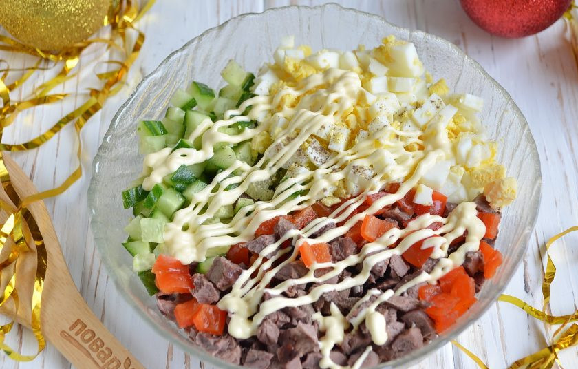 1. Этап. Салат Собачье сердце: Соберите все ингредиенты в салатнике и добавьте соль, перец, немного майонеза. Перемешайте.