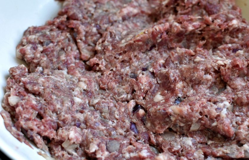 1. Этап. Котлеты с цельнозерновым хлебом: Фарш лучше брать смешанный, у меня домашний: 60% говядины и 40% свинины без лишнего жира. Добавьте в фарш мелко нарубленный лук, предварительно помяв его после нарезки. Посолите и поперчите фарш, и добавьте ложечку сахара – так котлеты будут вкуснее.