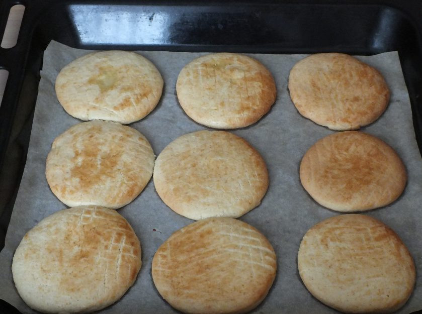 1. Этап. Песочники: Готовую выпечку достаньте из духовки. Перенесите на пергаменте на стол, в таком виде слегка охладите и после снимите.