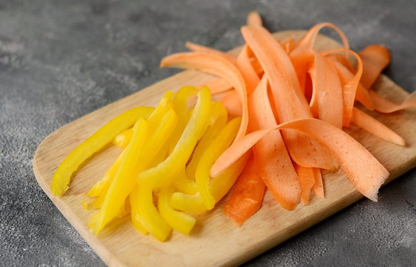 1. Этап. Карпаччо из овощей: Морковь нарежьте тонкими полосками, а болгарский перец соломкой.