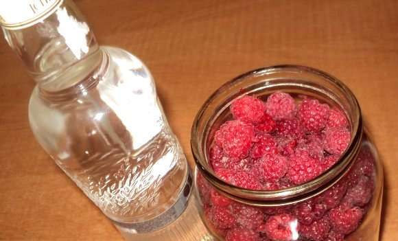 1. Этап. Наливка из малины: 2. Обязательное условия - водка хорошего качества. Пропорции такие: на 1 литровую банку насыпьте малину под 