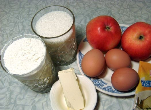 1. Этап. Шарлотка на маргарине с яблоками: Подготовить продукты.