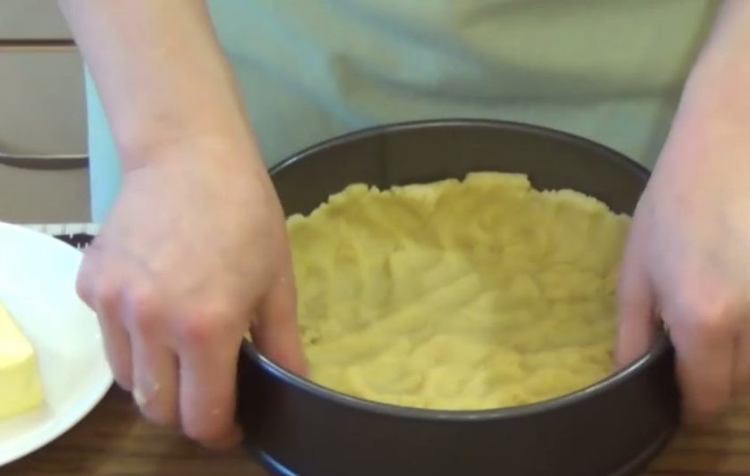 1. Этап. Пирог из тыквы по-английски: 2. Готовое тесто равномерно распределите по дну и бортикам формы. С помощью вилки поправьте тесто по бортикам и отправьте в морозилку на 30 минут.