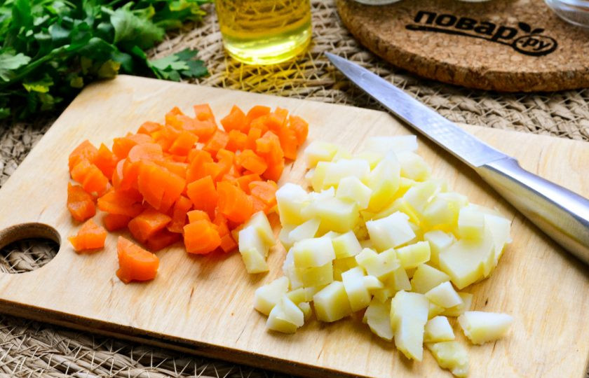 1. Этап. Салат Золушка: Заранее сваренные картофель и морковь нарежьте кубиками для салата.