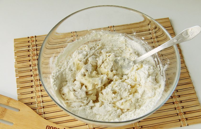 1. Этап. Маньтоу: Перемешайте и влейте растительное масло.