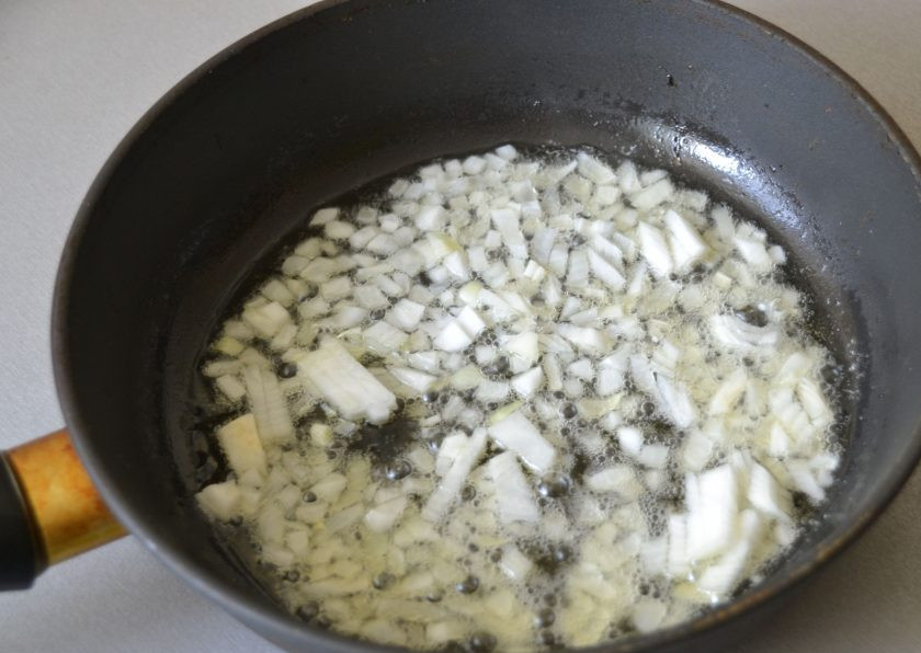 1. Этап. Картошка с лесными грибами: Луковицу порежьте пополам, одна половина пойдет в грибы, другая - в картошку. Готовьте в двух сковородах, в одну сковороду положите 1 ст. ложку сливочного топленого масла и влейте одну столовую ложку растительного масла, выложите лук, немного обжарьте.