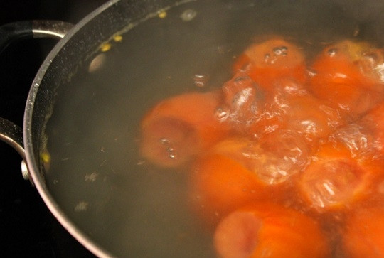 1. Этап. Свежие помидоры на зиму: 3. На минутку опустите в кипящую воду.