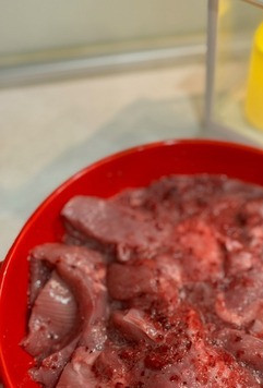 1. Этап. Индейка в клюквенно-цитрусовом маринаде: Переложить в форму для запекания и отправить в духовку на 30 минут при температуре 200-220 градусов