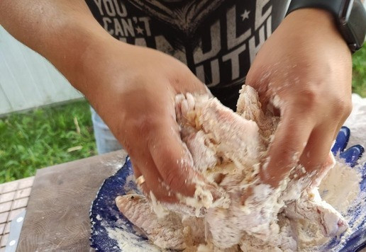 1. Этап. Хрустящие крылышки в остро-сладком соусе: Все тщательно перемешать. Кляр должен полностью покрывать курицу.