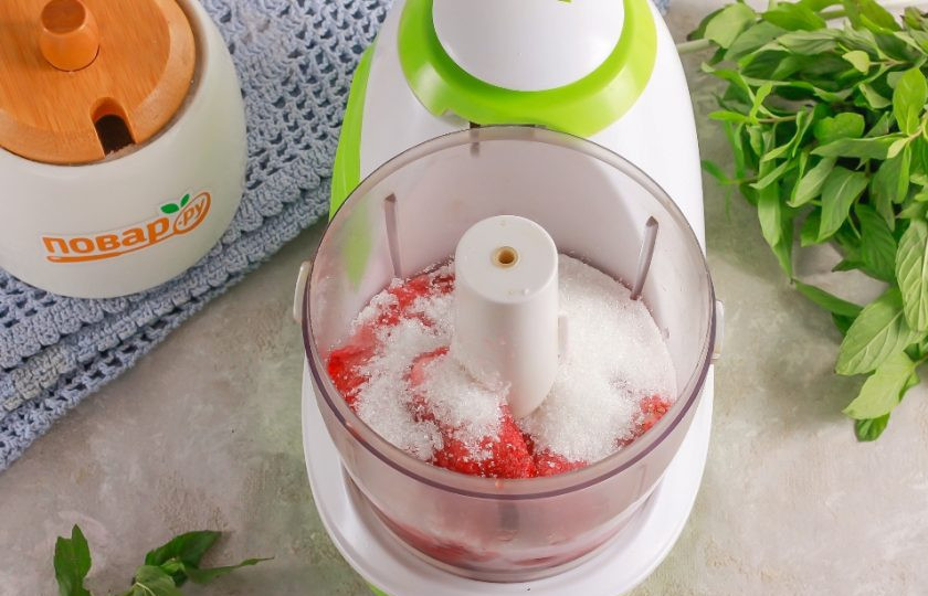 1. Этап. Свежая клубника с сахаром до весны: Ягоды клубники высыпьте в емкость блендера и туда же добавьте сахарный песок, оставив 1,5 ст.л. для приготовления 