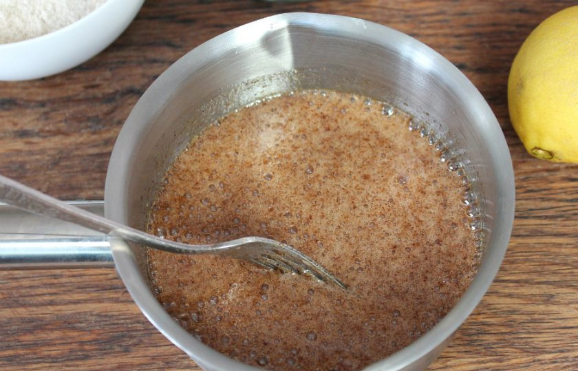 1. Этап. Пряники без сахара: В горячую массу насыпаем соду и гасим ее соком лимона.