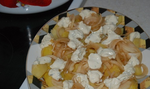 1. Этап. Теплый салат с мясными шариками: Выкладываем поверх картофеля маринованный лук и всю заправку. Небольшое количество заправки должно попасть на каждую картофелину.