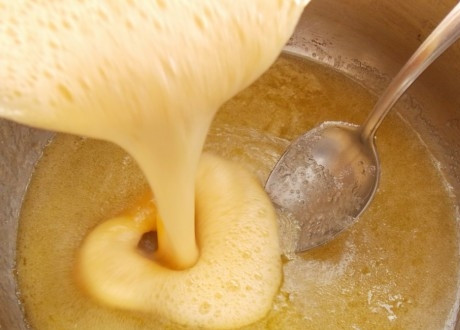 1. Этап. Новогодние пряники: 1. В сотейник кладем масло, мед и насыпаем сахар, ставим все на водяную баню и перемешиваем. В отдельной миске взбиваем яйцо с содой, затем в кастрюльку на водяной бане добавляем его.