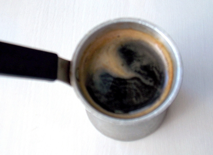 1. Этап. Десерт Кофе с халвой: Сварите крепкий кофе, процедите.