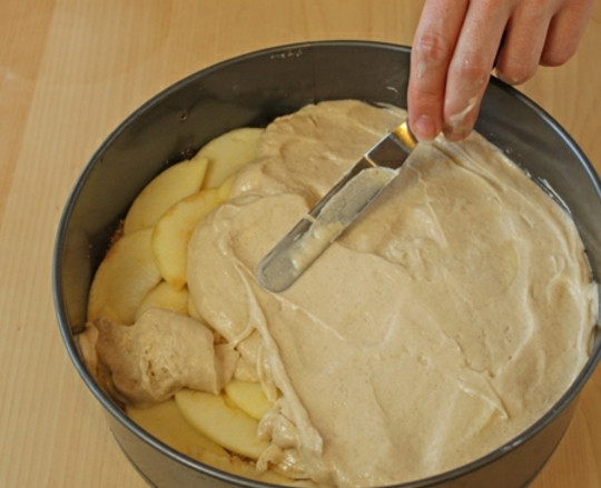 1. Этап. Торт Осенний: 5. Следующий шаг: заливаем нашим тестом, и посыпаем оставшейся 