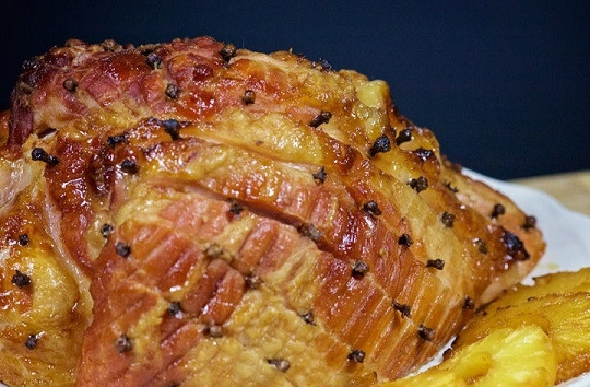 1. Этап. Праздничный ужин на день рождения: 7. На основное блюдо предлагаю сделать запеченную свинину с ананасами, в маринаде из горчицы, коричневого сахара, чеснока и горошинками перца.