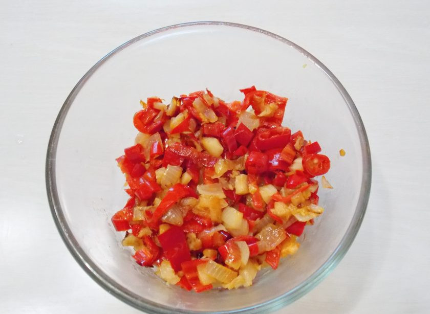 1. Этап. Паста Том Ям: Обжаривайте овощи в течение 2 минут и переложите в миску.