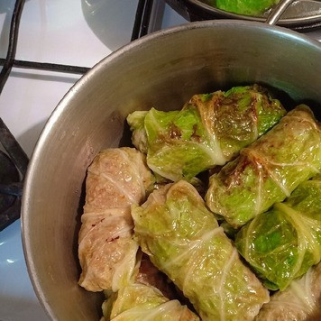 1. Этап. Нежные голубцы из савойской капусты: В глубокую кастрюлю слоями выложить голубцы.