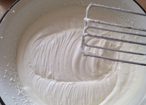 1. Этап. Детский торт своими руками: Для крема смешаем сливки, сметану, сахар (ванильный и обычный) и лимонный сок. Взбиваем миксером до загустения.