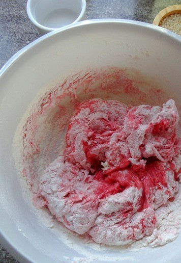 1. Этап. Бургер-гриль красный бархат: Добавляйте муку пока не получится мягкий колобок теста.