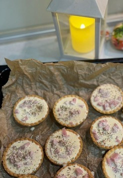 1. Этап. Тарталетки по-новому: Сверху выложить ветчину, залить сметанной смесью. Сверху добавила итальянские травы