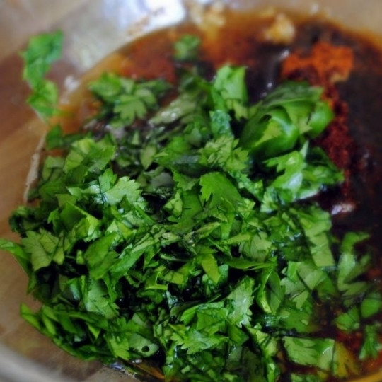 1. Этап. Куриные бедрышки, маринованные в пиве: Наливаем в миску кунжутное масло.