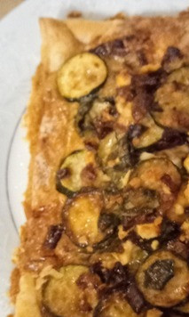 1. Этап. Пирог из кабачков, феты и лука: Затем равномерно распределить начинку по тесту и запекать 45 минут.