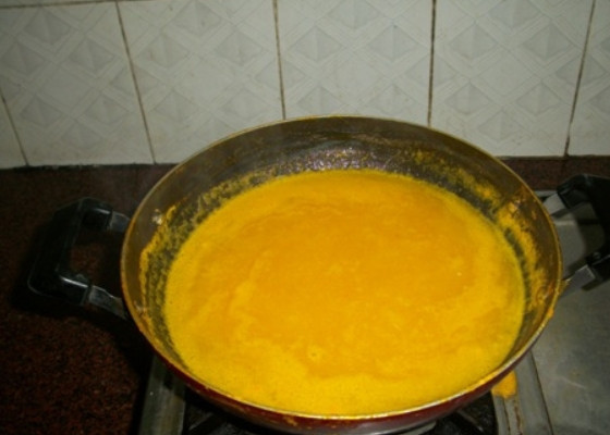 1. Этап. Апельсиновое варенье: 3. Доведите сок до кипения, а затем уменьшите огонь и варите до его уменьшения в 2 раза.