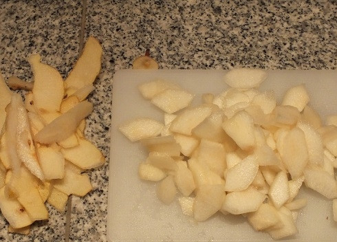 1. Этап. Салат с сыром Пармезан: Груши очищаем от кожуры и сердцевины, нарезаем на небольшие ломтики или кубики.