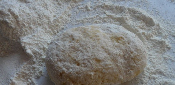 1. Этап. Чак-чак с медом: Замешиваем крутое тесто, даем ему отдохнуть пол часика.