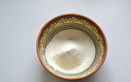 1. Этап. Овсяные лепешки в духовке: 2. В небольшую мисочку просейте муку.