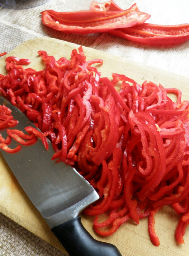 1. Этап. Острая пепероната: Перец очистите, промойте и просушите. Нашинкуйте тонкой соломкой.