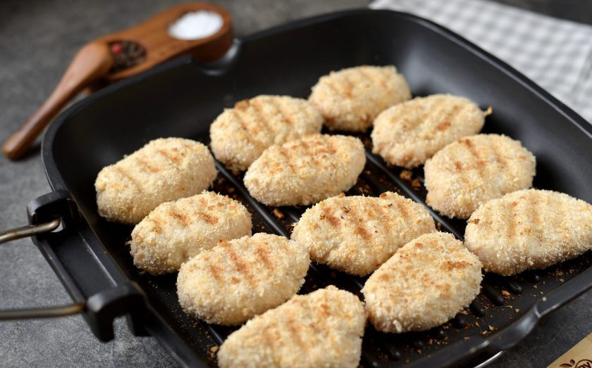 1. Этап. Куриные наггетсы без масла: На абсолютно сухой сковороде-гриль обжарьте наггетсы минуты по 2-3 с каждой стороны. Огонь под сковородой должен быть умеренным.