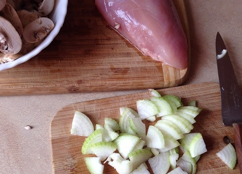 1. Этап. Курица в сливочном соусе с грибами: Мелко нарезаем лук.